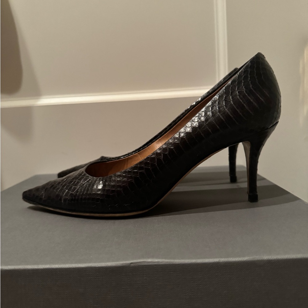 Ferragamo alligator leather black 2in heels - 8.5 us